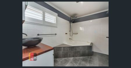 SPACIOUS, AIR CONDITIONED HOME CLOSE TO EVERYTHING - Photo 4