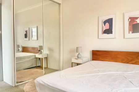 Semi sized art deco apartment in great location - Photo 3