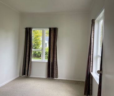 A Spacious large family home in Wainuiomata - Photo 2