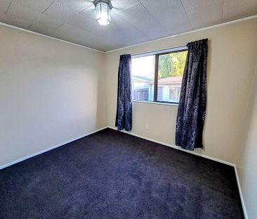 Comfy 3 Bedroom Home with Garden - Photo 2