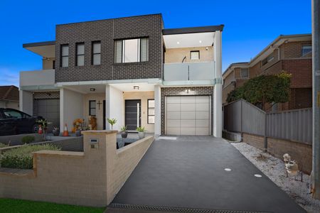 Modern Air-Conditioned Five-Bedroom Duplex with Gas Cook-Top, Three Full Bathrooms and Tiled Floors Throughout! - Photo 4