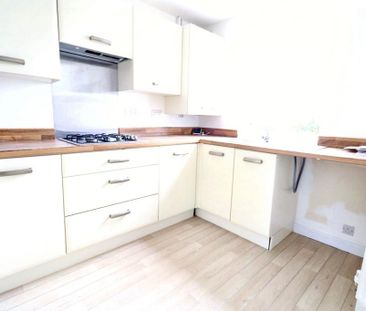 4 bedroom semi-detached house to rent - Photo 3
