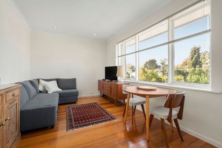 Bright & Breezy Top-Floor Gem in St Kilda East! - Photo 2