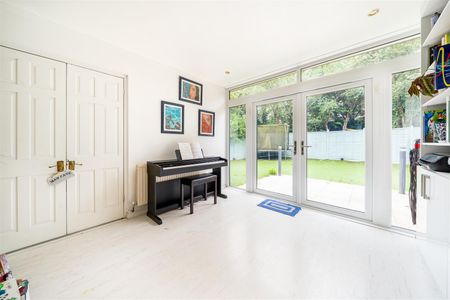 5 bedroom house - detached - Photo 3