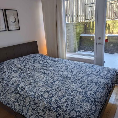 Condo 2 chambres sur 2 étages entièrement meublé – Verdun – tout inclus – stationnement extérieur – 5 min du métro - Photo 3