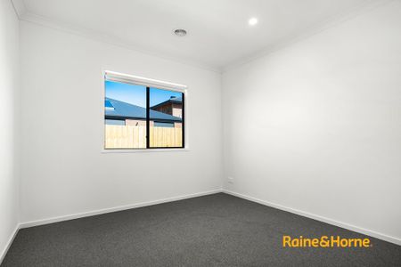 4-bedroom house in Cranbourne East! - Photo 4