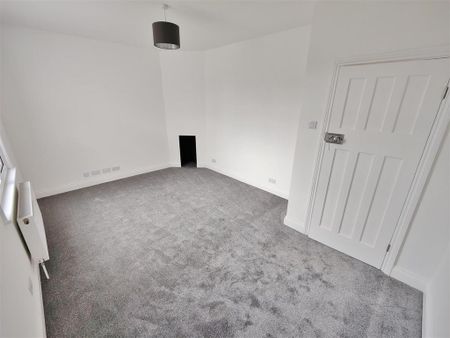 3 bedroom semi-detached bungalow to rent - Photo 4