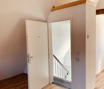 Originelle Dachgeschosswohnung mit ca. 47 m² Wohnfläche und Altbauf... - Foto 1