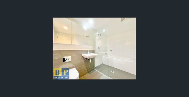 Modern & Spacious Two-Bedroom Apartment in Prime Location - Photo 1