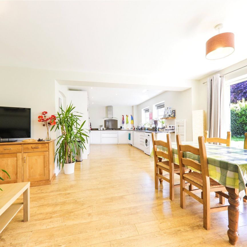 Upper Broadmoor Road, Crowthorne Upper Broadmoor Road, Crowthorne - Photo 2