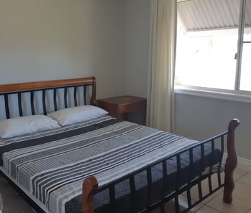 Private, Fully Furnished 2-Bedroom Granny Flat in Parkwood - Photo 2