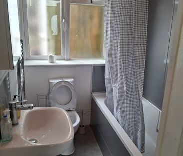 Room in a Shared House, Carlyle Road, E12 - Photo 3