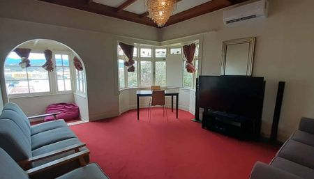 Spacious 2-Bedroom Apartment in Kilbirnie - Photo 4