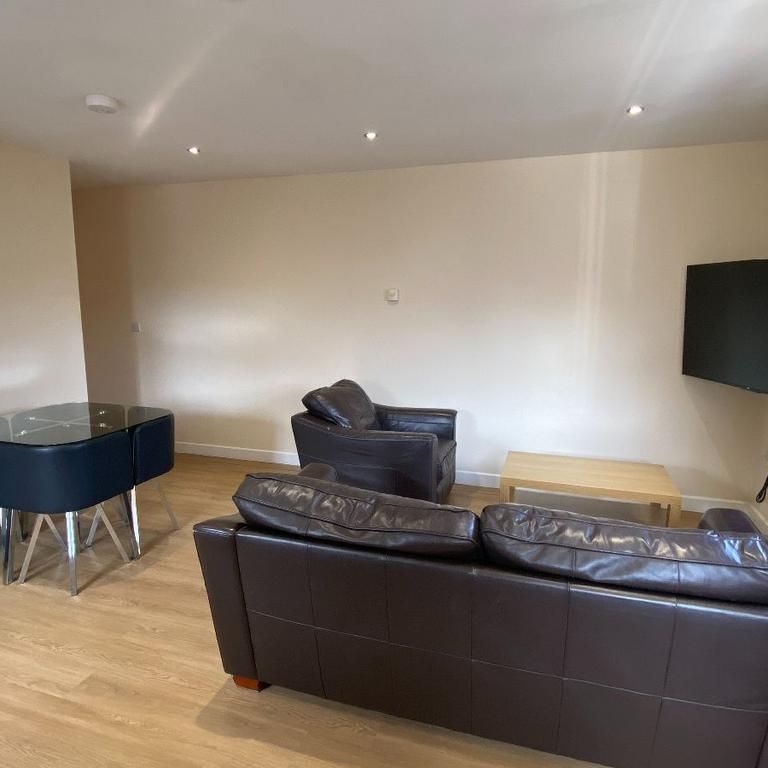 4 bedroom flat to rent - Photo 1