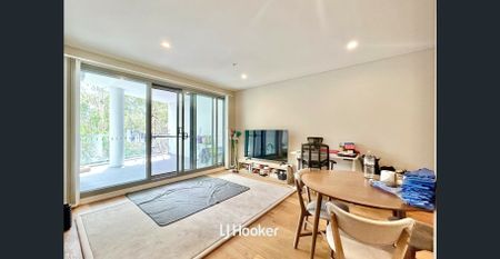 Spacious Home Close to Shops and Train - Photo 2