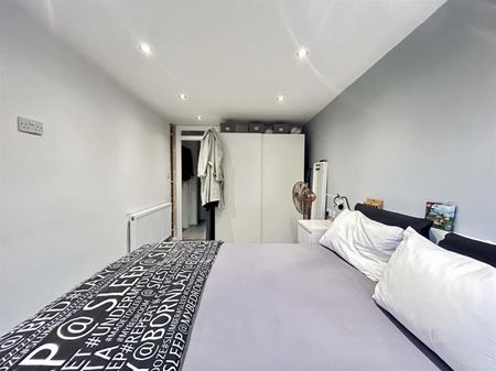 1 Bedroom Apartment To Let - Photo 2