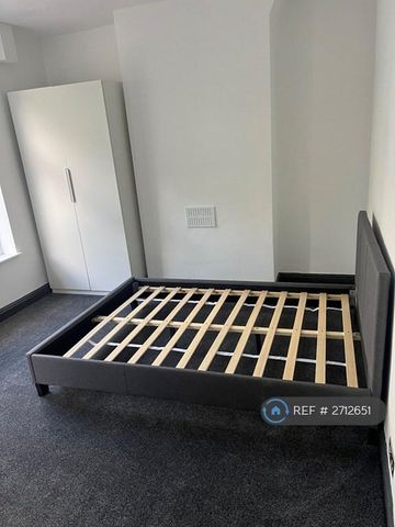 1 bedroom in a house share to rent - Photo 4