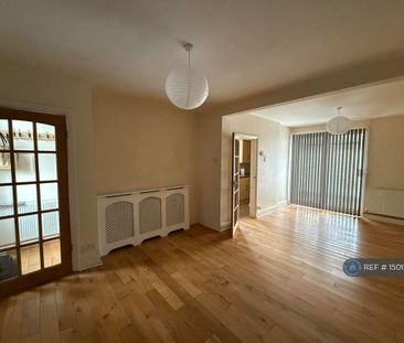 3 bedroom semi-detached house to rent - Photo 2