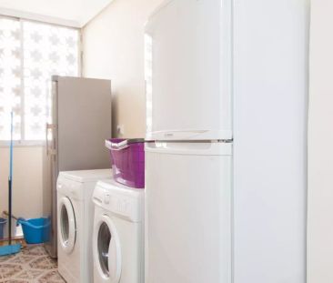 Double bed in Rooms for rent in a colourful 5-bedroom apartment in ... - Foto 1