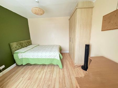 4 bedroom semi-detached house to rent - Photo 5