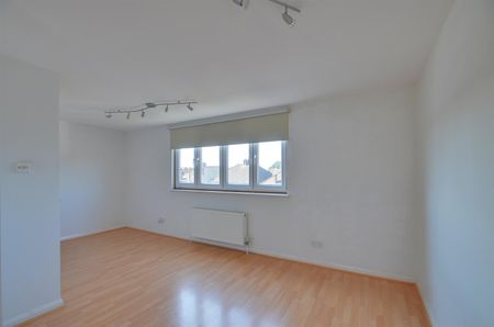 Glebe Avenue, Ickenham, UB10 - Photo 2