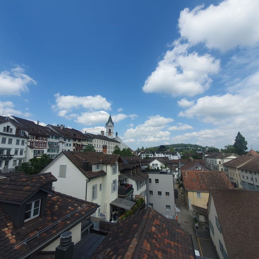 "Sanierte Wohnung mit grosser Dachterrasse in Altstadthaus" - Photo 1