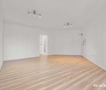 Bright, updated 2-bedroom apartment in a leafy Heritage complex - Photo 2