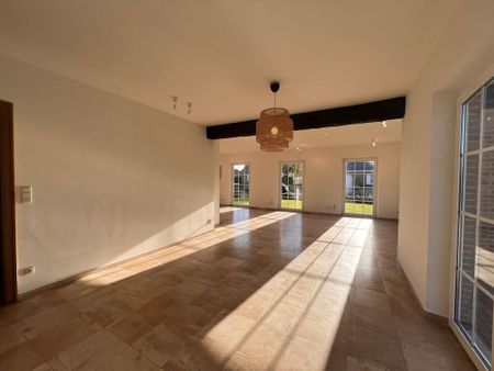 Unieke, ruime alleenstaande woning met 4 slaapkamers, tuin, carport en garagebox te Blankenberge - Photo 2