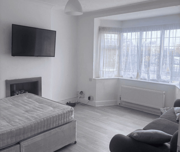 West View, Feltham, TW14 - Photo 1