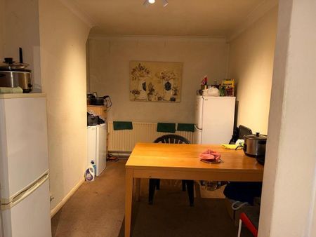 1 bedroom in a house share to rent - Photo 2