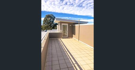 Stunning 3 balconies and 3 bedroom Penthouse - Photo 2