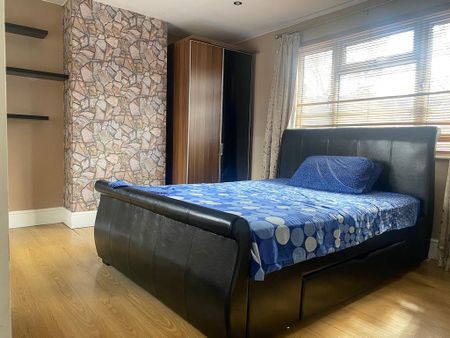 1 bedroom in a flat share to rent - Photo 2