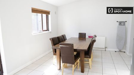 Room in 5-bedroom apartment in Ballymun, Dublin - Photo 2