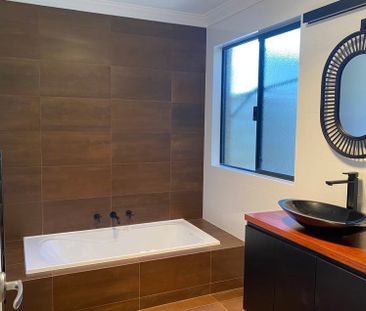 Stunning canal residence with loads of amazing features - Photo 4