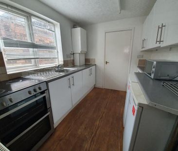 3 bedroom end of terrace house to rent - Photo 2