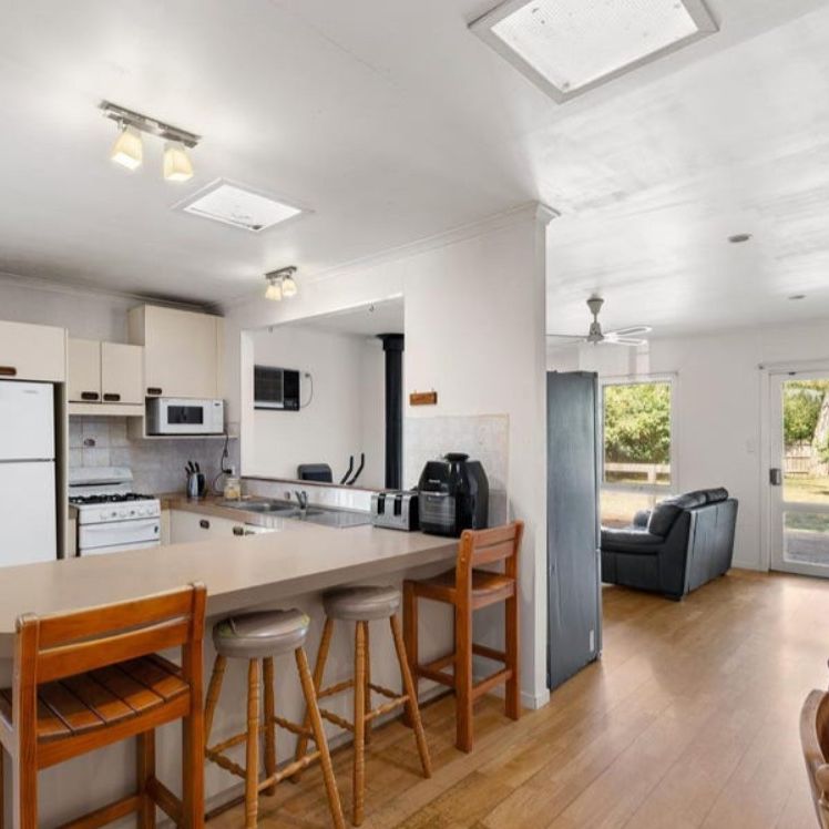 Three bedroom home in a court location - Photo 1