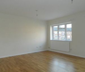 2 Bedrooms Flat to rent in Bishopric, Horsham RH12 | £ 231 - Photo 1