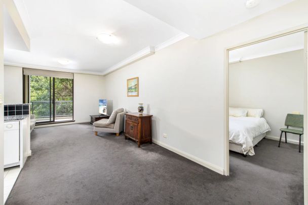 Easy-Care Living, With Village Convenience & Rail A Short Stroll Away - Photo 1