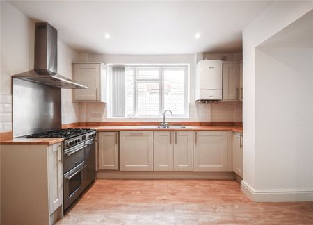 Well presented 5/6 bedroom terraced house to rent in the centre of Cambridge, within walking distance of the Railway Station. Rear enclosed garden with patio area. GCH. Driveway Parking. Local amenities close by. Unfurnished. - Photo 2