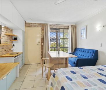 ONE BEDROOM FURNISHED STUDIO WITH POOL - GREAT LOCATION! - Photo 6