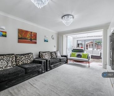 4 bedroom detached house to rent - Photo 2