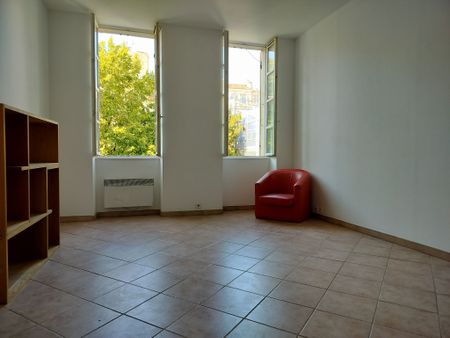 Appartement 2 pièces 47m2 MARSEILLE 1ER 675 euros - Photo 3