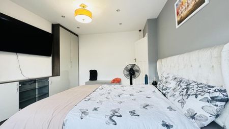 4 bedroom detached house to rent - Photo 3