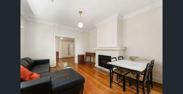 Charming Fully Furnished 1-Bedroom Apartment Moments from Fitzroy Gardens & Cafes - Photo 1