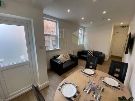 6 bedroom terraced house to rent - Photo 2