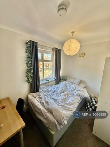 6 bedroom semi-detached house to rent - Photo 3