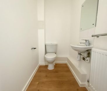 4 bedroom detached house to rent - Photo 2