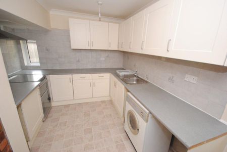 3 bedroom semi-detached house to rent - Photo 2