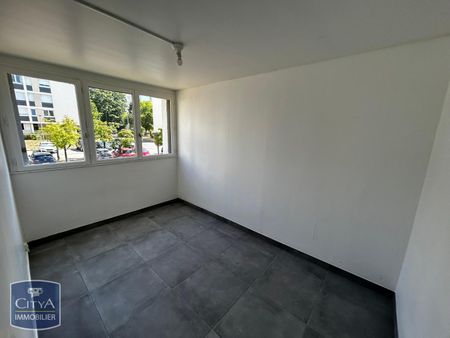 Location Appartement 4 pièces 69m² CHOLET 49300 - Photo 2