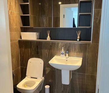 Room in a Shared Flat, Owen St, M15 - Photo 5